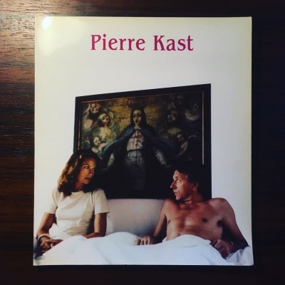 Capa de livro com Pierre Kast e imagem de casal na cama com pintura ao fundo