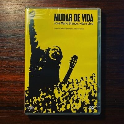 Capa de DVD amarela com imagem preta de pessoa com guitarra e título MUDAR DE VIDA