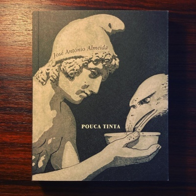 Capa de livro preto com ilustração cinza de figura clássica segurando prato e pena, texto 'José António Almeida' e 'POUCA TINTA'