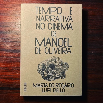 Capa de livro bege com texto preto sobre cinema de Manoel de Oliveira