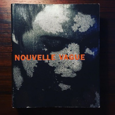 Capa do livro 'NOUVELLE VAGUE' com imagem de rosto em preto e branco e texto laranja