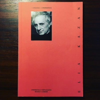 Capa de livro coral com foto preto e branco de homem idoso e texto Elia Kazan.