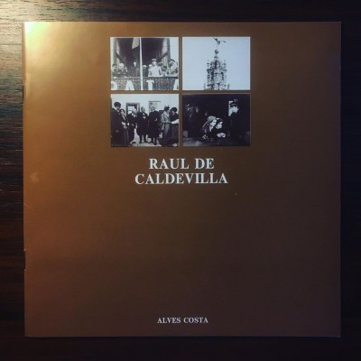 Capa de livro castanha com fotos a preto e branco e texto RAUL DE CALDEVILLA e ALVES COSTA.
