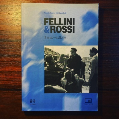 Capa de livro azul e branca com título e foto a preto e branco de pessoas ao lado de carro antigo