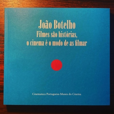 Capa de livro azul com texto e círculo vermelho no centro