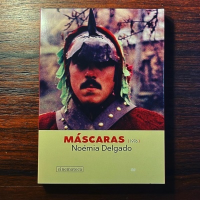 Capa DVD MÁSCARAS (1976) de Noémia Delgado com imagem de homem com elmo decorado e roupa vermelha