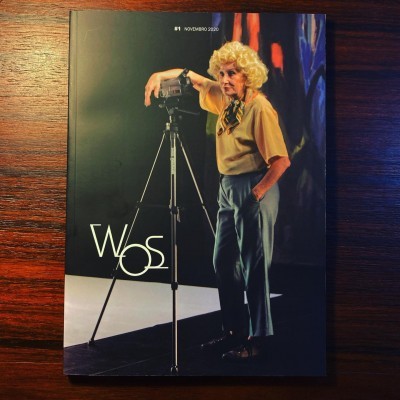 Capa de revista com pessoa loira e tripé de câmara fotográfica