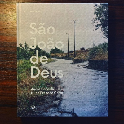 Capa do livro São João de Deus com imagem de caminho e vegetação