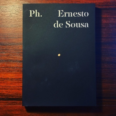 Capa de livro preta com texto branco 