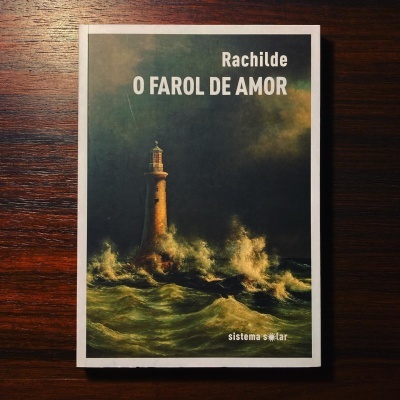 Capa do livro 'O FAROL DE AMOR' com ilustração de farol no mar agitado