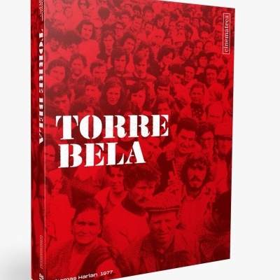 Capa de DVD vermelha com fotografia de grupo e texto TORRE BELA.