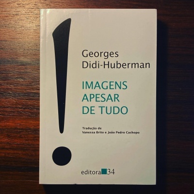 Livro 'IMAGENS APESAR DE TUDO' de Georges Didi-Huberman sobre mesa de madeira.