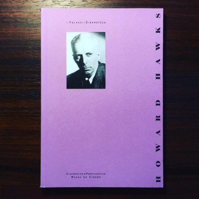 Capa de livro rosa com fotografia preto e branco e texto Howard Hawks.
