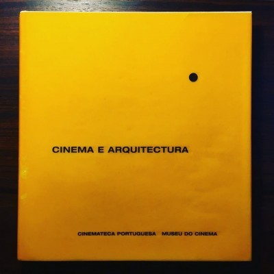 Capa amarela de livro com texto preto 'CINEMA E ARQUITECTURA'