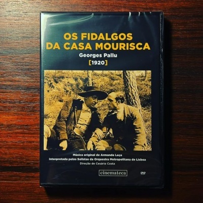 DVD de 'Os Fidalgos da Casa Mourisca' com imagem sépia e texto em amarelo e branco.