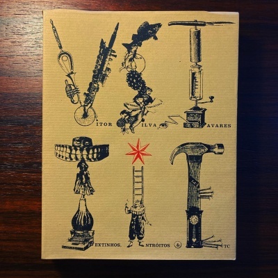 Capa de livro com ilustrações de ferramentas e figuras humanas em preto e vermelho sobre fundo bege