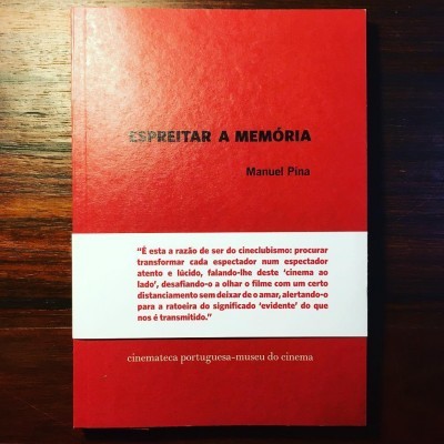 Livro 'ESPREITAR A MEMÓRIA' de Manuel Pina com capa vermelha e faixa branca