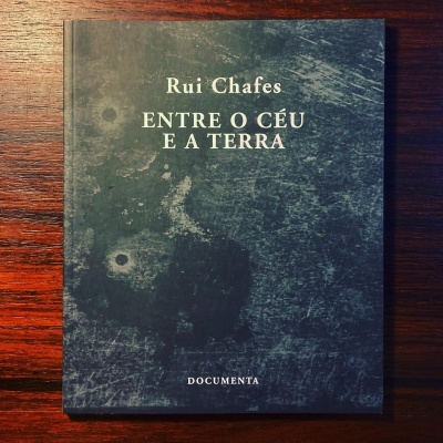 Livro 'Entre o Céu e a Terra' de Rui Chafes com capa verde escura texturizada
