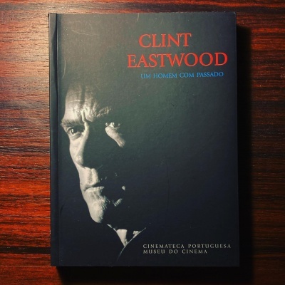 Livro CLINT EASTWOOD UM HOMEM COM PASSADO com fotografia em preto e branco na capa