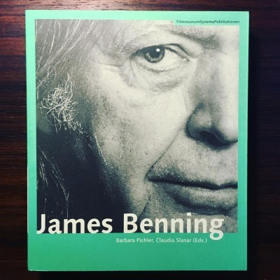 Capa de livro verde com fotografia preto e branco e texto James Benning