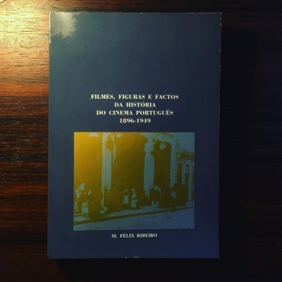 Capa de livro azul com título e imagem com colunas e pessoas em tons amarelo e azul.