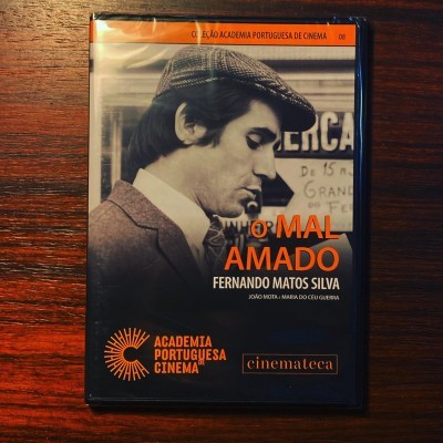 Capa de DVD do filme 'O Mal Amado' com homem de boina em imagem a preto e branco