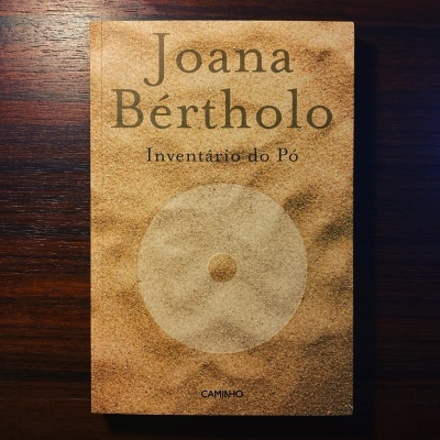 Livro 'Inventário do Pó' de Joana Bértholo com capa castanha e círculo claro
