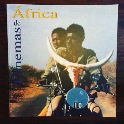 Capa de livro com título e imagem de duas pessoas numa moto com crânio de animal