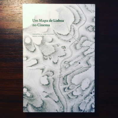 Capa de livro com mapa topográfico e texto 'Um Mapa de Lisboa no Cinema'
