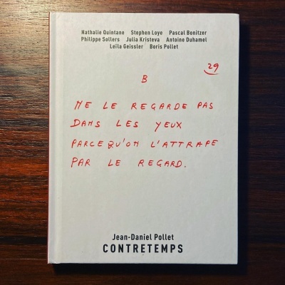 Capa branca de livro CONTRETEMPS com texto em francês e nomes de autores no topo