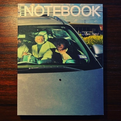 Capa da revista NOTEBOOK com foto de duas pessoas num carro prateado ao ar livre
