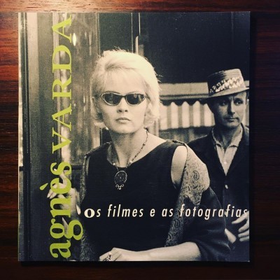 Capa de livro preto e branco com imagem de mulher e homem, texto AGNÈS VARDA e os filmes e as fotografias