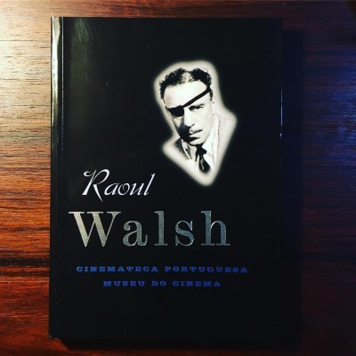 Capa de livro preto com fotografia de homem com tapa-olho e textos Raoul Walsh, Cinemateca Portuguesa Museo do Cinema.