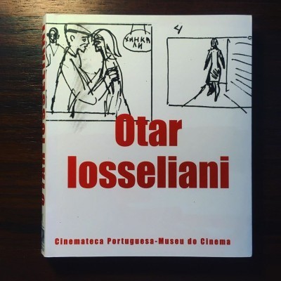 Capa de livro branca com título vermelho e desenhos a tinta preta