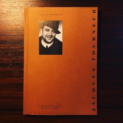 Livro castanho com fotografia a preto e branco e texto na capa sobre Jacques Tourneur