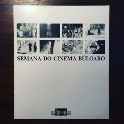 Capa de álbum branco com imagens a preto e branco e texto Semana do Cinema Búlgaro.