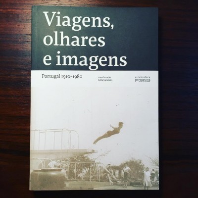 Capa de livro preto e branca com título e foto de pessoa a saltar para piscina.