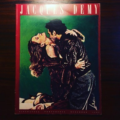 Capa de revista ou livro com casal em pose apaixonada e texto JACQUES DEMY