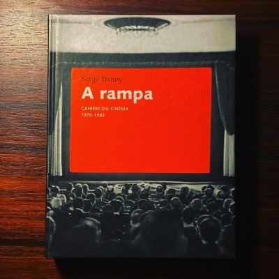 Capa do livro 'A rampa' de Serge Daney com imagem de plateia de cinema