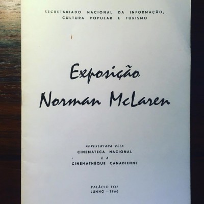 Cartaz de exposição de Norman McLaren com texto em preto sobre fundo branco