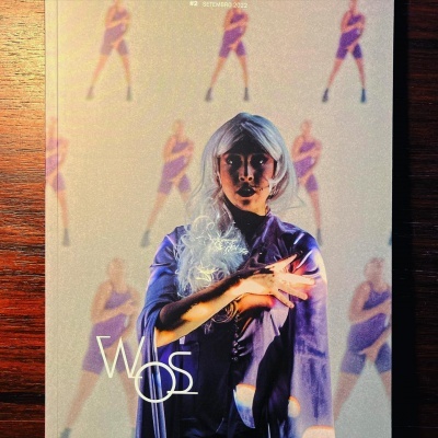 Cartaz publicitário com mulher em roupa roxa e texto 'SÓ VOS'.