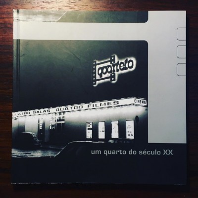 Capa de livro preto e branco com fotografia de cinema e texto em português.