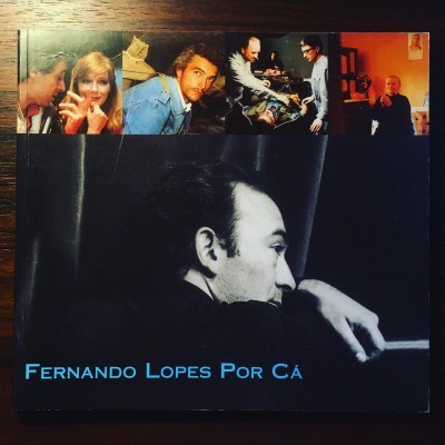 Capa de vinil com homem de perfil e fotos coloridas no topo com texto azul.