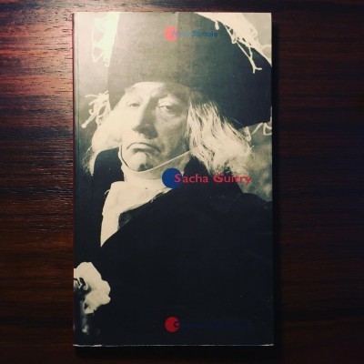 Capa de livro com retrato de homem em preto e branco e texto colorido