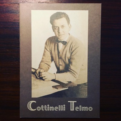 Fotografia monocromática de homem sentado com lápis e texto Cottinelli Telmo