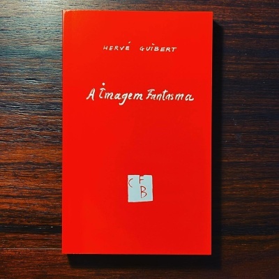 Capa de livro vermelha com texto branco e logótipo na parte inferior