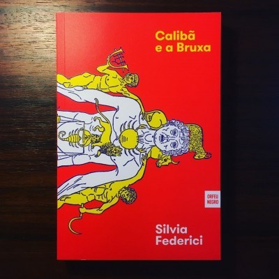 Capa vermelha do livro 'Calibã e a Bruxa' de Silvia Federici com ilustrações amarelas e brancas