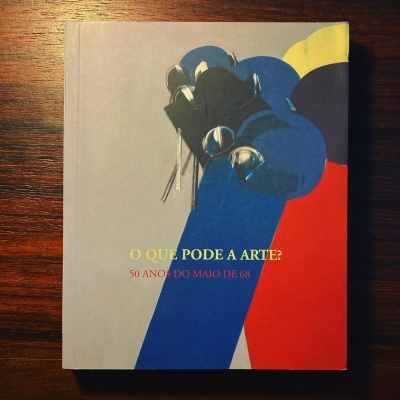Capa do livro 'O QUE PODE A ARTE? 50 ANOS DO MAIO DE 68' com design abstrato colorido