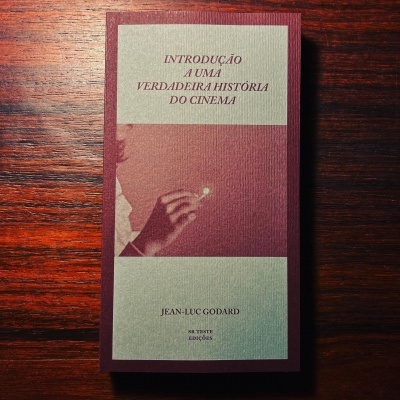 Capa de livro intitulado 'INTRODUÇÃO A UMA VERDADEIRA HISTÓRIA DO CINEMA' de Jean-Luc Godard