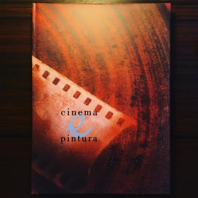 Livro com capa mostrando película fotográfica sobre fundo castanho e texto cinema e pintura